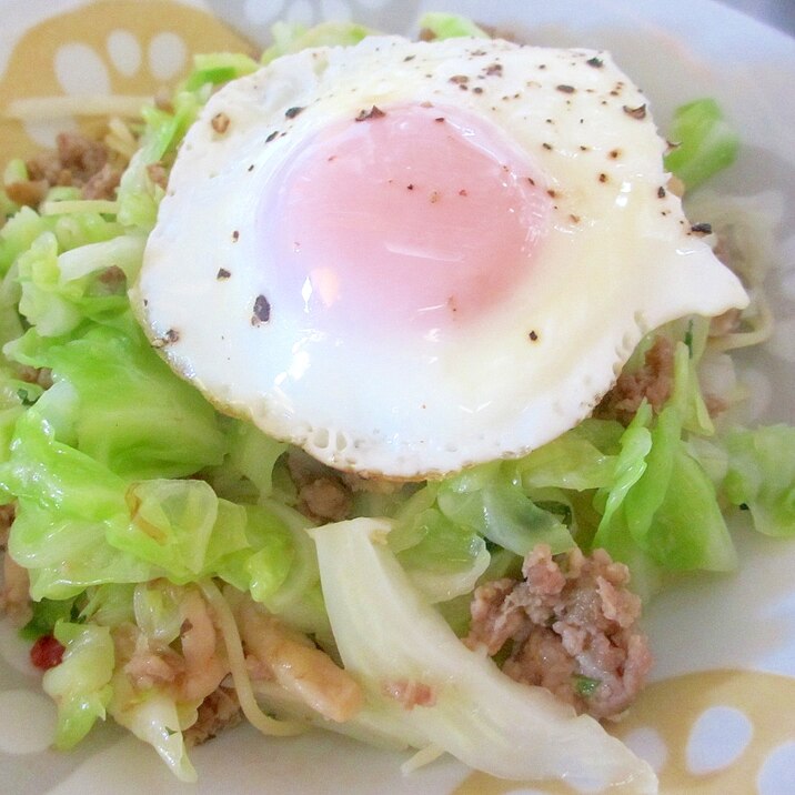 ひき肉とキャベツのシソ風味パスタ、目玉焼きのせ